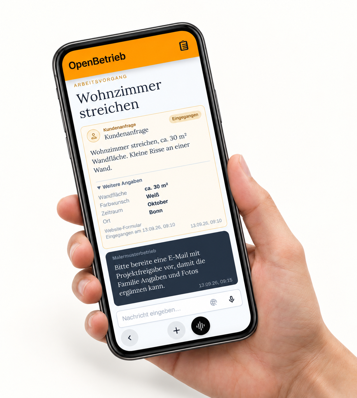 Hand mit Smartphone: OpenBetrieb-Fallakte zum Wohnzimmer mit Kundenangaben und vorbereiteter Rückfrage.